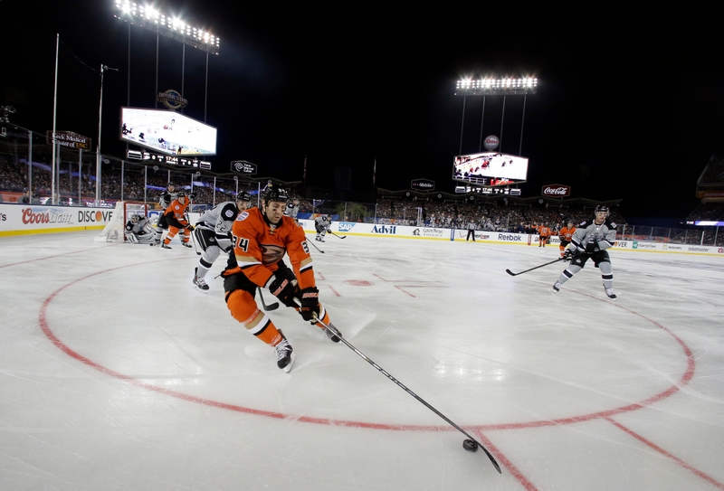 Illustration for article titled Outdoor Hockey In Los Angeles Made For Some Awesome Photos